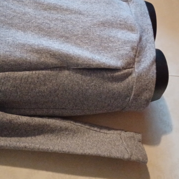 𝅺tommy Hilfiger cowl neck top. Pretty fabric and style. Size medium. - Picture 3 of 12